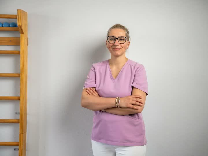Halina Nawara, fizjoterapeutka, w sali ćwiczeń gabinetu w Naprawie
